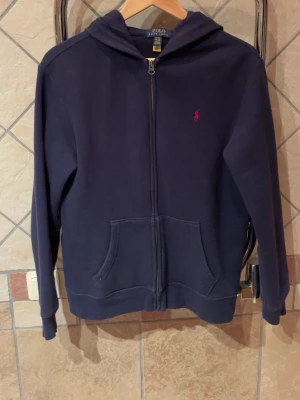 Mörkblå Ralph lauren hoodie  - BARN STORLEK | Mörkblå ralph lauren i 10/10 skick som har hängt på en galge i 1 år. Den är xl i barnstorlek så sitter som en S | Tveka inte med att höra av dig för minsta lilla fundering eller pris förslag😇😌
