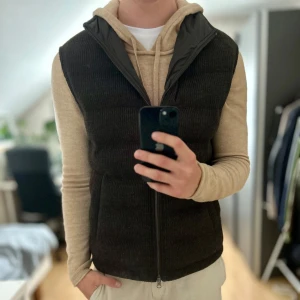 Bruun & Stengade väst - Mycket fint skick, inga defekter. Storlek M passar dig som är mellan 180-190. Nypris ca 2500kr. Modellen är 185 cm, 79 kg. Skriv för mer information!🤝