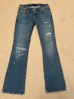 Blå flare jeans från LTB, W26 L32 - Snygga blå jeans från LTB i flare-modell ROXY med slitna detaljer framtill.  Använda en gång. 🌸💕