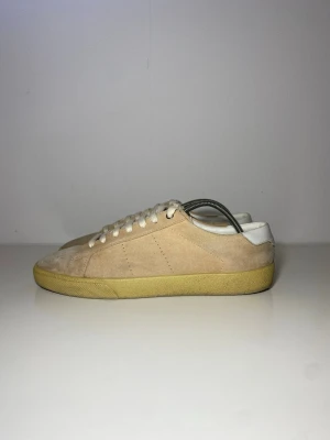 Saint Laurent sneaker  - Skick 8/10, mockan är lite sliten. |Storlek 43 men passar lite större| Inget ingår| Gåva ingår vid köp!