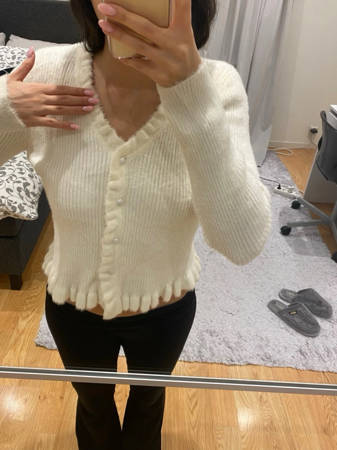 Vit stickad kofta med volangkant - 1