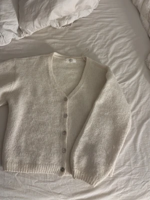 Vit kofta från Gina Tricot XS - Supermysig vit kofta från Gina Tricot i stl xs. Den har v-ringning, långa ärmar och fem knappar framtill. Perfekt att slänga på sig när det är lite kyligt ute. Enkel och stilren design som funkar till allt.☺️