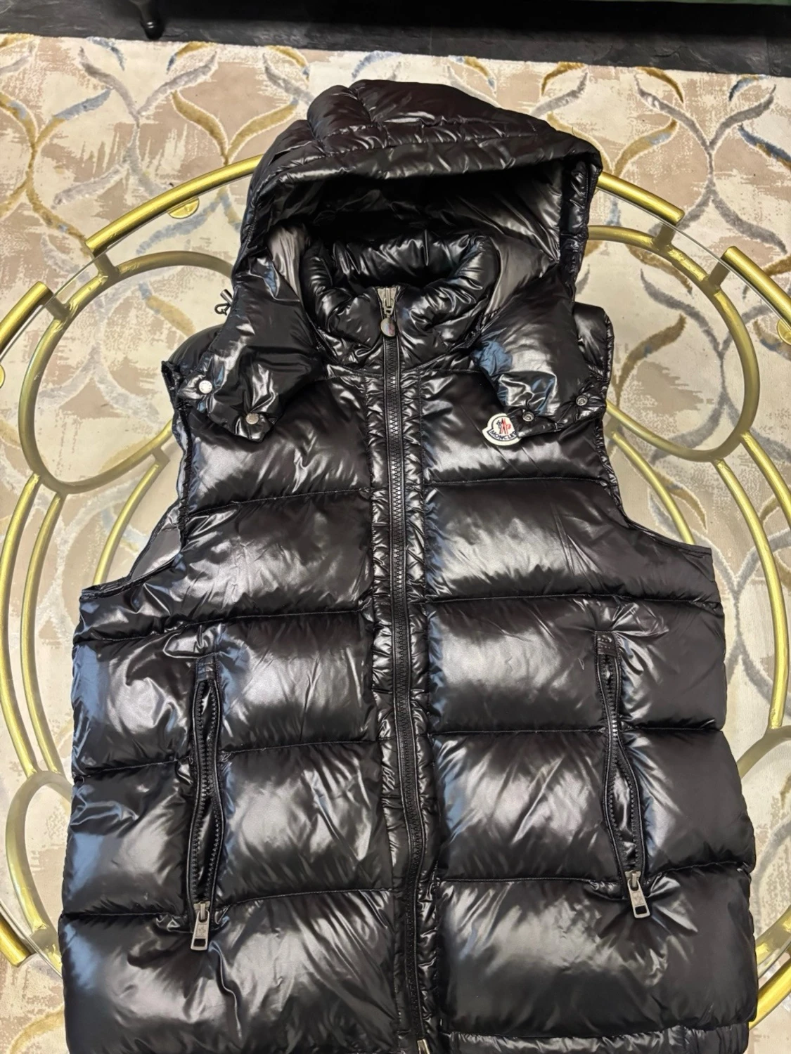 Svart dunväst från Moncler med huva