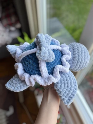 Virkad blå rosett-sköldpadda - 🤍Gosig rosett eller presentsköldpadda i blå och vitt.💙  !Dessa innehåller säkerhetsögon som inte rekommenderas för barn under 3 år!
