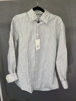 Randig skjorta - Supersnygg skjorta från these glory days! Helt ny med tags! Testad 1 gång. Size S. Bredd: 45cm. Längd: 73cm. Hör av dig vid intresse 🙌