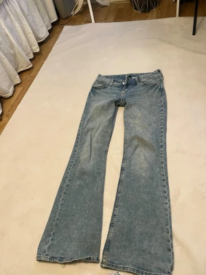 jättefina low waisted jeans - vintage jeans från hm som ej säljs längre skitsnygga backfickor! strl 38 men passar 40 oxå!