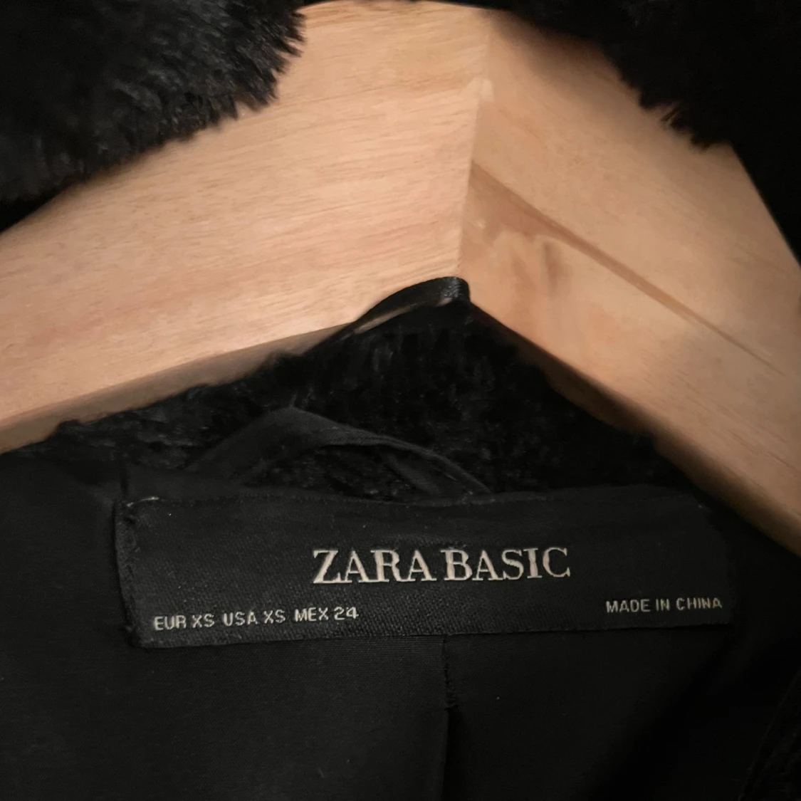 Svart pälsjacka med huva från Zara - 3