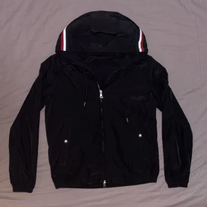 Moncler Windbreaker / Vindjacka - Som helt ny, absolut ingen märken eller skada. Pris kan diskuteras. NFC Tag funkar.