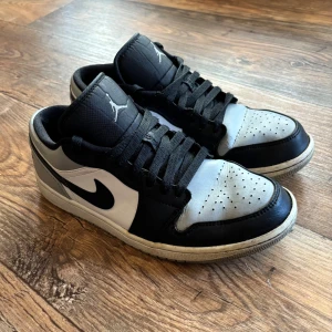 Jordan 1 Low Shadow Toe storlek 43 - Köpta för 3 år sedan. Använda i ca 1 år. Skorna är ganska slitna men inga större defekter, därför säljs de till ett lite lägre pris. Nypris: 2200:-. Storleken är 43.