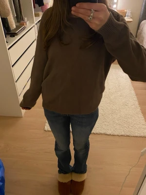 Brun stickad tröja från Vila - Säljer denna fina bruna stickade tröjan från Vila. Nopprig men i fint skick!