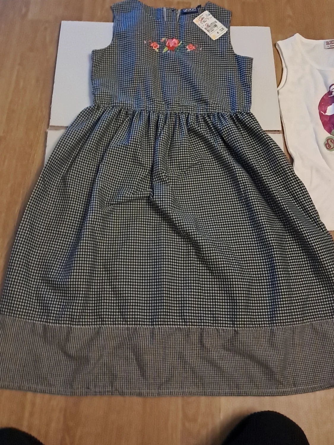 Rutig klänning med broderade blommor