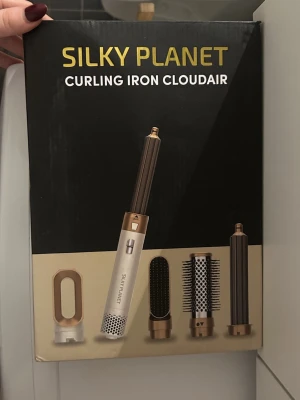 Dyson dupe multistyler - Köpt för runt 700-800kr. Multistyler med fem olika munstycken, dupe på dyson liknande den virala från rusta! Fick nu i julklapp, har testat två munstycken, de utan plast på bilden. Alltså använd en gång men inga defekter eller saknade delar!😊    Säljer eftersom mitt hår är väldigt tjockt, kommer inte komma till användning😅😅