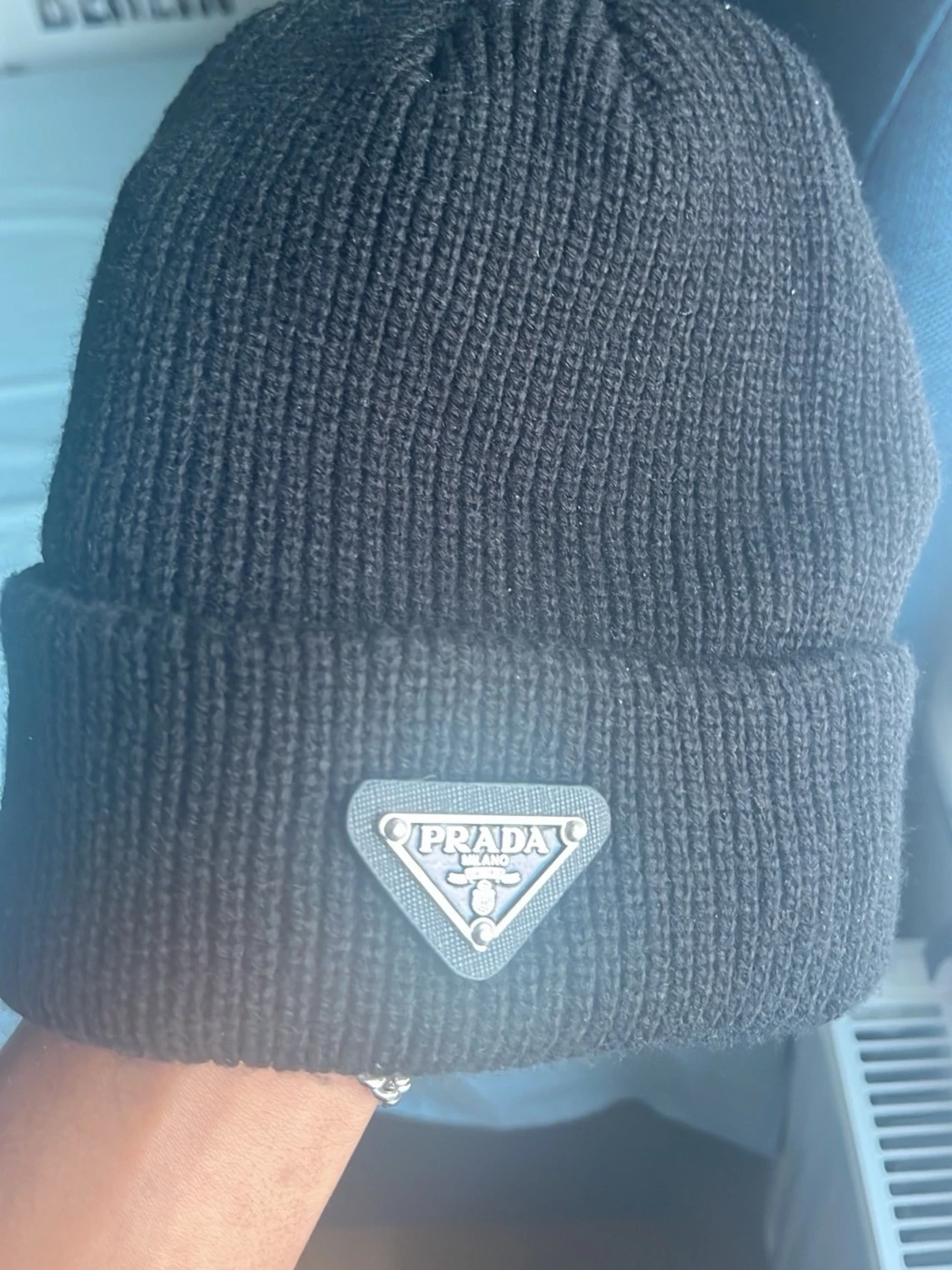 Svart stickad mössa från Prada - 2