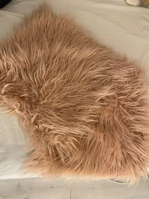 Beige fluffiga kuddfodral  - Säljer två st fluffiga beige kudd fodral vet dock inte vart dom är ifrån.