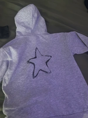 grå hoodie från gina tricot - grå hoodie med tryck fram och bak. storlek 158/164 men passar som mig xs 