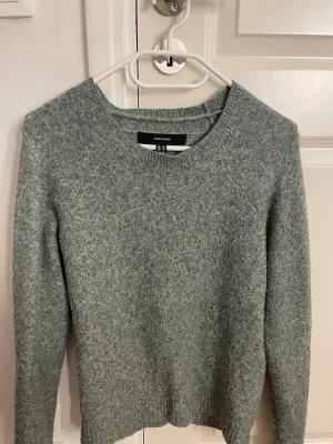 Grön stickad tröja från Vero Moda - Mysig grön stickad tröja från Vero Moda i storlek XS. Tröjan har rund halsringning och långa ärmar med ribbade muddar. Perfekt för kyliga dagar och enkel att matcha med jeans eller kjol.