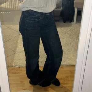 zara jeans  - Säljer ett par klassiska  jeans i mörkblå tvätt. Modellen har rak passform och normal midja, med fem fickor och tydliga kontrastsömmar. Perfekta för dig som gillar en tidlös och avslappnad stil.