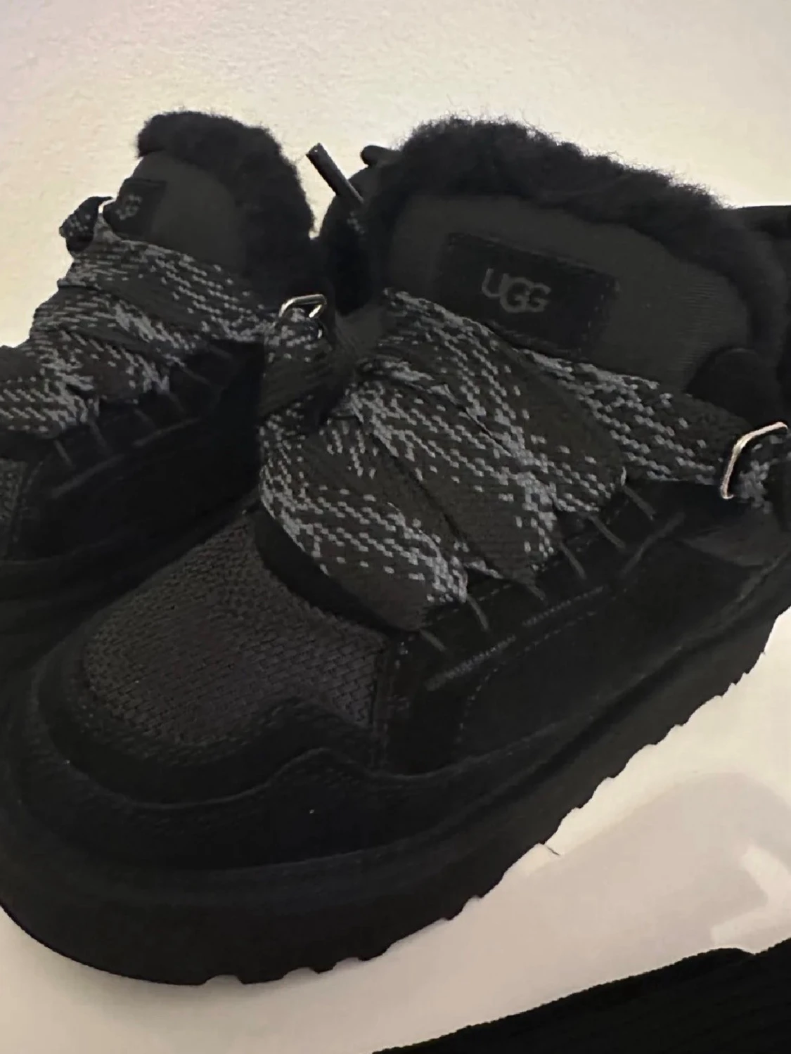 Svarta sneakers från UGG med päls - 1