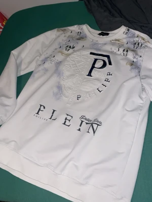 Philip plein tröja - riktigt fin Philip plein tröja i bra kvalité använder inte längre därför säljer jag den