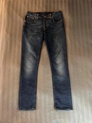 Nudie grim tim slim fit - Tja säljer ett par riktigt feta nudie jeans i modellen Grim tim som sitter slim fit. Riktigt skön wash och mycket bra skick. W31 L32