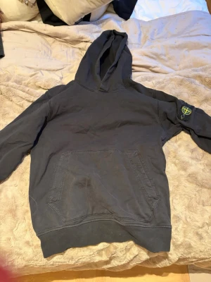 Stone Island hoodie - En fin Stone Island hoodie I storleksgruppen junior, är inte säker på storlek men skulle säga 11-13 år någonstans. Den är lite utvättad men funkar bra ändå. Pris kan diskuteras!🤗 