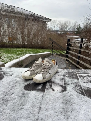 Philippe Model skor 47 - Säljer ett par vita Philippe Model sneakers med grå snörning. Skorna är mycket använda och slitna vilket syns på bilderna. Skorna är i storlek 47. Box till skorna tillkommer vid köp av skorna. Om du har några frågor så tveka inte på att höra av dig. MVH Gustaf 
