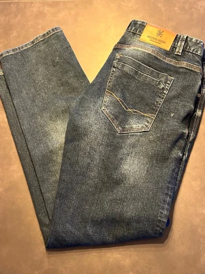 Blå jeans från Diverse Denim - Ett par stilrena Diverse jeans i ett perfekt skick med en schysst tvätt. Stl 31/32. Här gärna av dig vid frågor. Priset kan såklart diskuteras.✅✅
