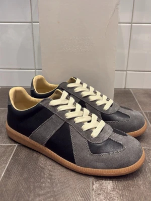 Maison Margiela Gats Svart/grå - Tjena, säljer nu dessa extremt feta och eftertraktade Maison Margielas till ett ruggigt bra pris. Skorna är slut överallt och går inte att få tag på nya… Storlek 43. Original pris: 7000kr, Mitt pris:1799kr