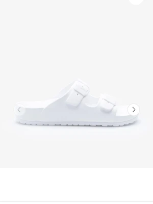 Vita sandaler med dubbla spännen - Sköna vita sandaler, använt dem 5 gånger inomhus. Ifrån vårdväskan.se