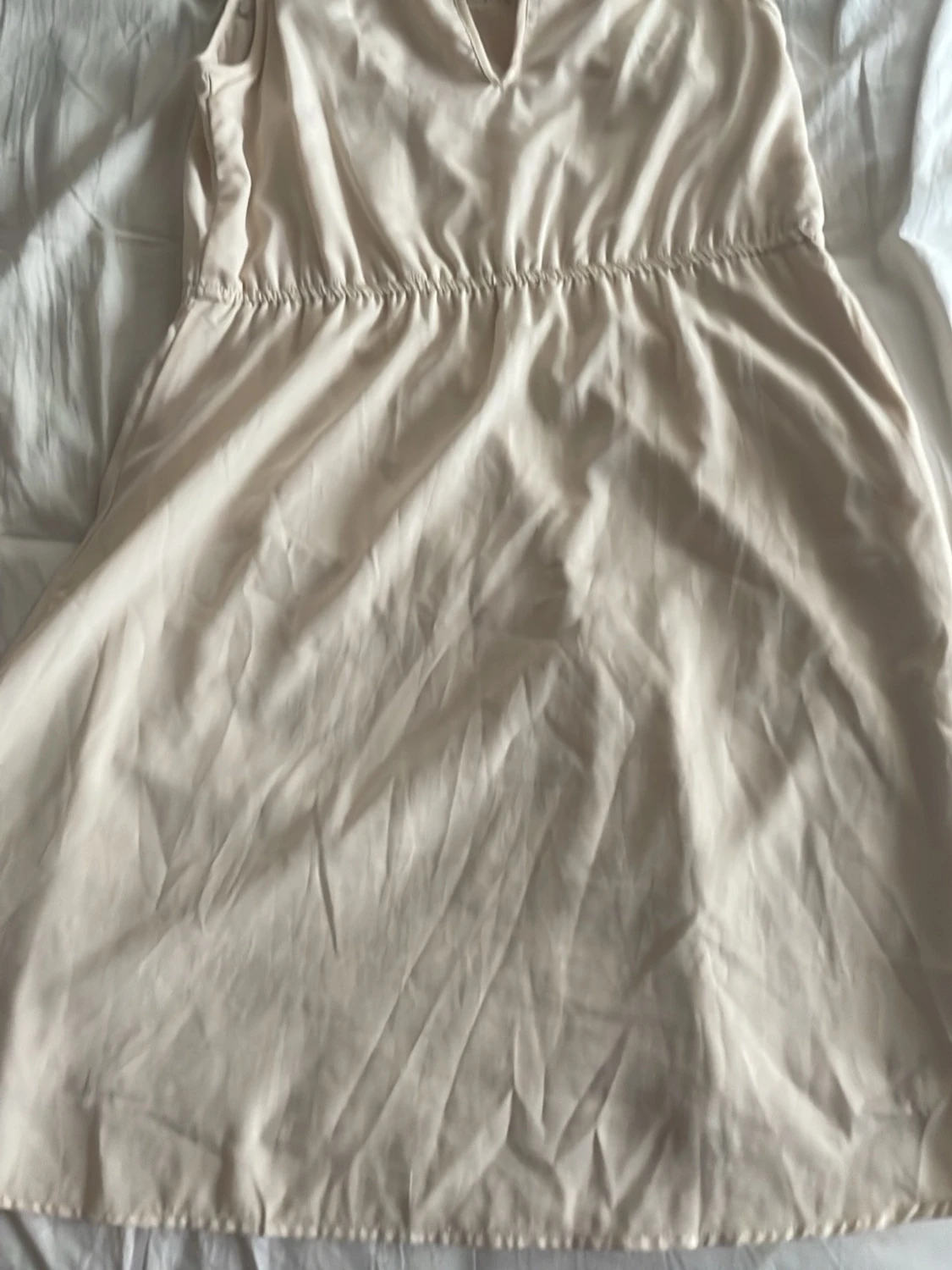 Champagnefärgad kortklänning med v-ringning - 1