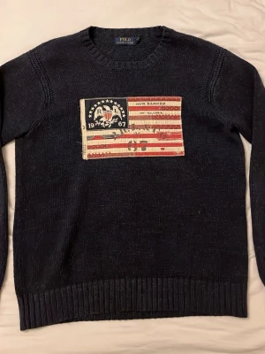 Ralph Lauren Flag Knit - Snygg mörkblå stickad tröja från Polo Ralph Lauren. Storlek s 
