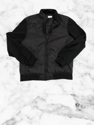 Säljer en snygg svart billig Cardigan jacka. Använd ett fåtal gånger!  - Säljer en svart Cardigan jacka med hel dragkedja framtill. Jackan har ribbade muddar vid ärmslut och midja, samt en klassisk krage. Materialet är en mix av polyester och syntet, vilket gör den lätt och smidig. Perfekt för dig som gillar en stilren och enkel look.