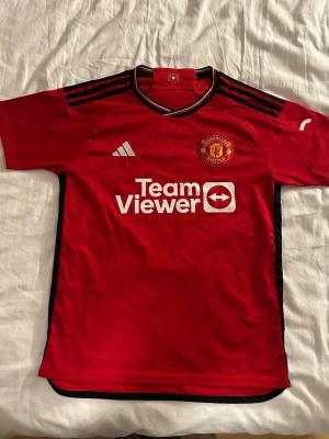 Manchester United 23/24 - United tröja storlek S. Enda defekten är saknad detalj på ena armen (sista bild) men inget man märker 