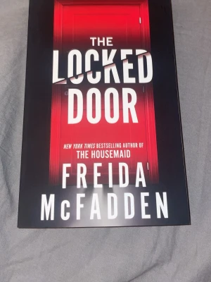 The Locked Door - Skriven av New York Times-bästsäljande författaren till The Housemaid. Perfekt för dig som gillar nervkittlande berättelser och oväntade vändningar. HELT NY