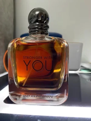 Stronger With You Absolutely 100ml - Upptäck Emporio Armani Stronger With You Absolutely i en generös 100 ml flaska. En modern och stilren parfym som sticker ut och passar dig som vill ha något extra. Perfekt för dig som gillar exklusiva dofter och vill göra intryck.