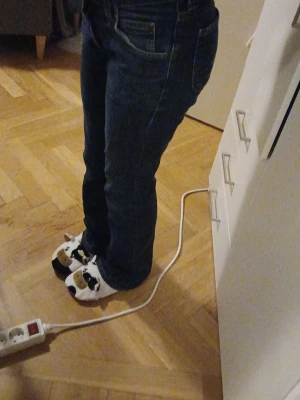 Mörkblåa Lee Jeans - Inga defekter och inte använd av mig då den var för stor. W28 L31.💕 Bootcut och låg midja.❤️