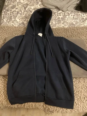 Mörkblå Jack & Jones Zip Up - Säljer min mörkblåa Jack & Jones zip up hoodie som knappt är använd, den är som ny. Perfekt för den som gillar streetwear eller bekväm stil.