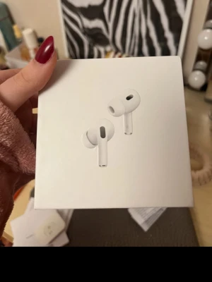 AirPods Pro 2nd Generation - Apple AirPods Pro 2nd Generation. Säljer endast hörlurarna utan laddningsetui eftersom jag tappat bort det. Hörlurarna tillhör till laddningsetui som har lightning version. Kan skicka modellnummer på hörlurar ☺️