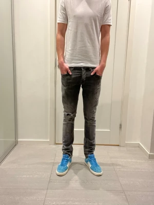 Dondup George jeans  - Säljer nu dessa Dondup George Jeans i grå/svart färg, skriv för fler bilder/frågor🙌🏼