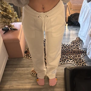 Vita mjukisbyxor från 157 i XS - Säljer ett par vita mjukisbyxor från 157 i storlek XS. Byxorna har resår i midjan med snörning, två fickor fram och en bak. De är gjorda i mjukt material och har en relaxed passform som är perfekt för chill dagar.