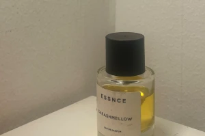 ESSNCE Carashmellow Eau de Parfum - ESSNCE Carashmellow Eau de Parfum, 50 ml. Tillverkad i Frankrike. Perfekt storlek att ta med och snygg minimalistisk design. En blandning av caramel och marshmallows, ger en söt och god lukt! Har knappt använt, som man ser! Köpte den för 360+ frakt och säljer för 279. 50 ml