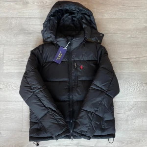 Ralph Lauren - Helt ny - En av vinterns absolut snyggaste och skönaste jackor. Helt ny Ralph Lauren Dunjacka med tags. Storlek S. Tveka inte ställa frågor vid intresse🙌