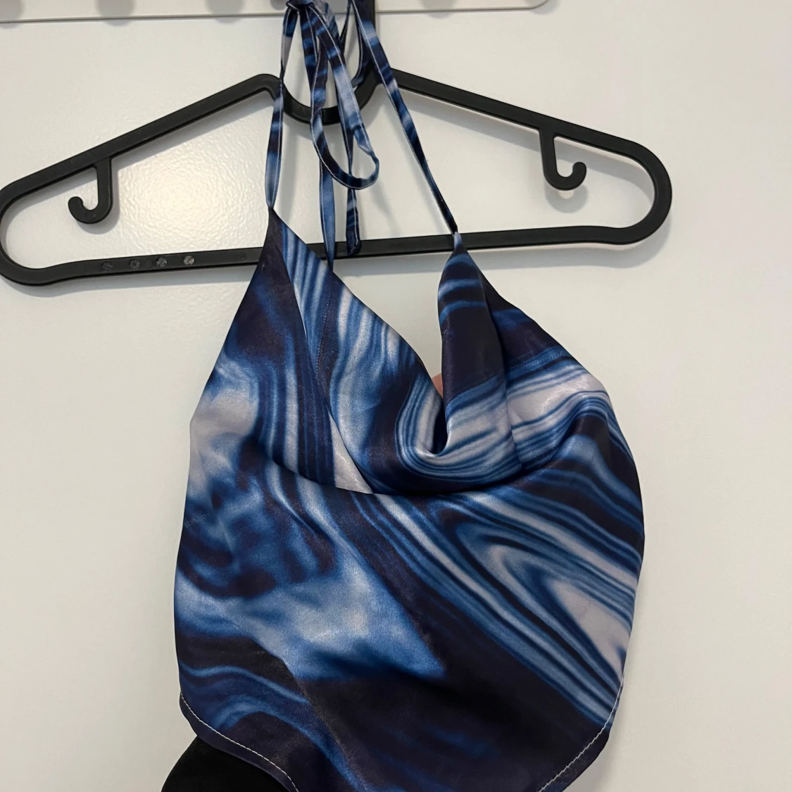 Blå mönstrad halterneck linnetopp