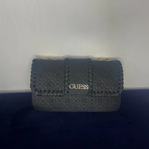  axelväska  Guess  - HELT NY, pris sänks vid snabba affärer 