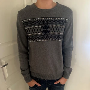Bondelid Stickad Crewneck - Säljer denna tröjan från Bondelid. Riktigt mysig och perfekt nu till det kallare vädret. Storlek M, modellen på bilden är 186, 73kg.