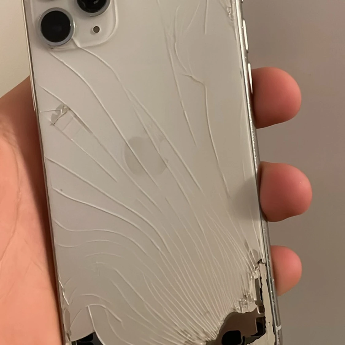iPhone 11 Pro – Trasig bakskärm, Snapchat bannad (SS06) - 3