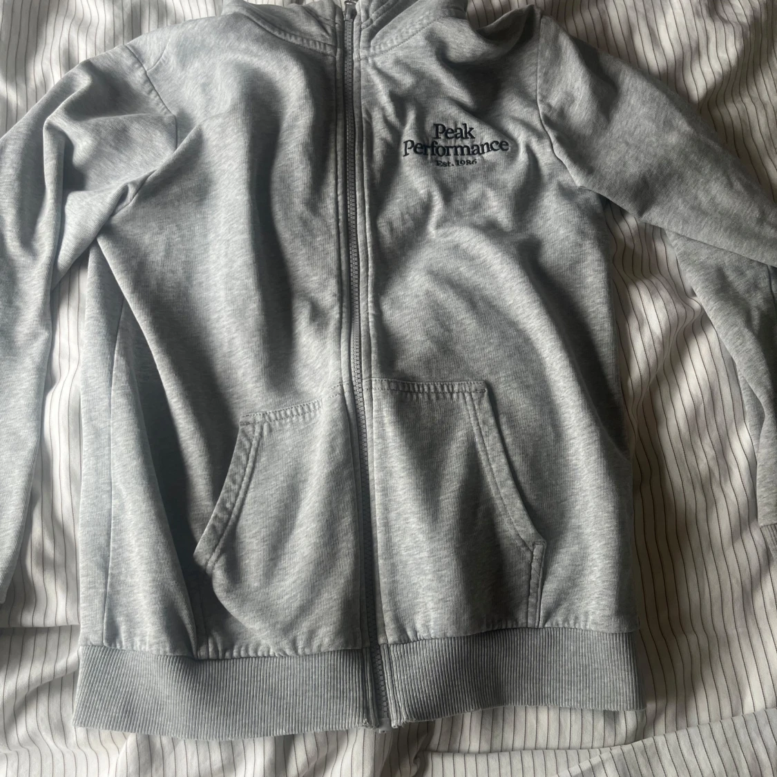 Grå hoodie från Peak Performance - 1