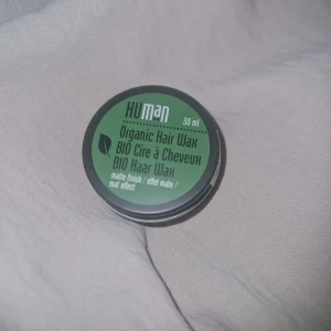 Hår vax - Helt nytt! Vaxet är tillverkat med naturliga ingredienser som sheasmör, sesamolja, bivax och solrosvax.  Skyddar och ger glans: Ingredienserna skyddar håret från att torka ut och ger det glans, samtidigt som de ger en lätt till medelhög stadga.  Perfekt för att styla håret med naturliga ingredienser. Smidig att ta med tack vare den lilla storleken på 30 ml.