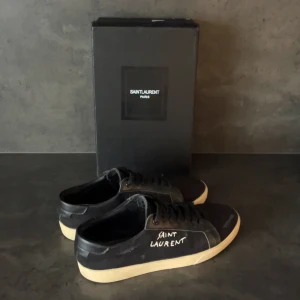 Saint Laurent skor  - Riktigt feta svarta Saint Laurents! Lagom använda och självklart äkta💯🙏 enda defekten är att de lossnat lite i sidan men går enkelt att limma fast! privat för mer frågor.