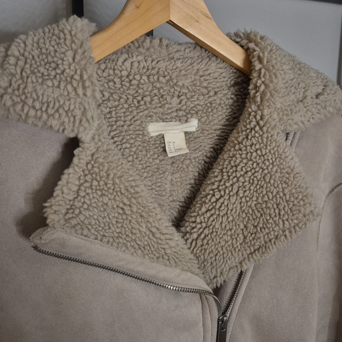 Beige teddyjacka med dragkedja från H&M - 1